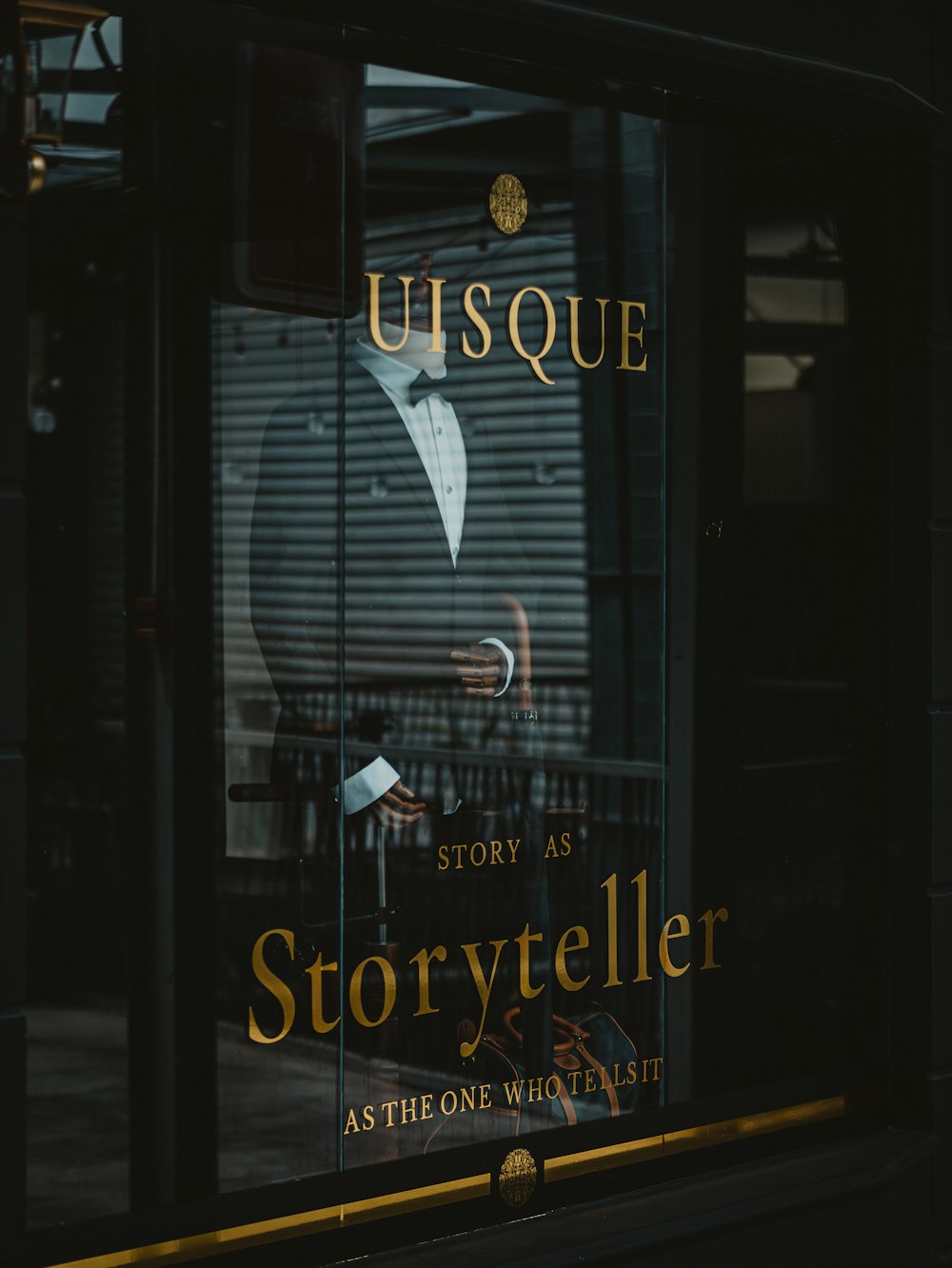 a store window with a sign that reads usque storytell