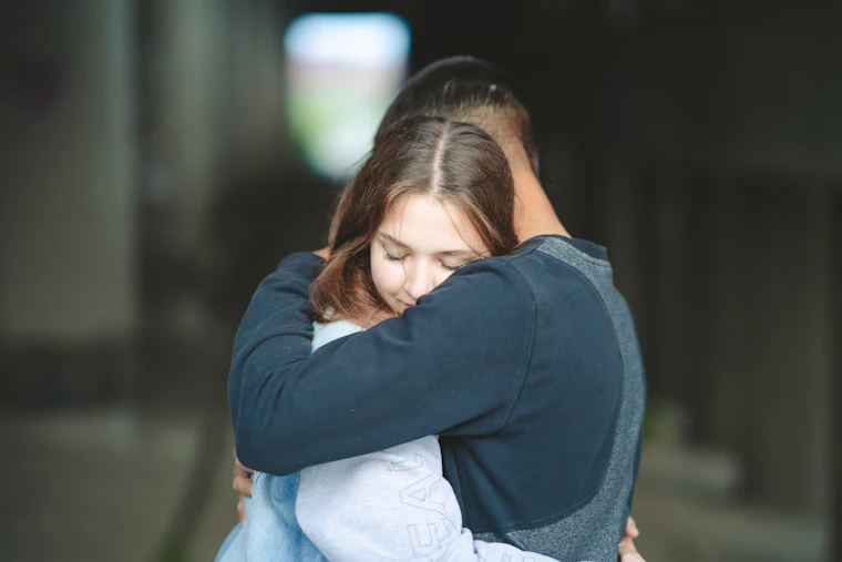 Dos personas abrazándose
