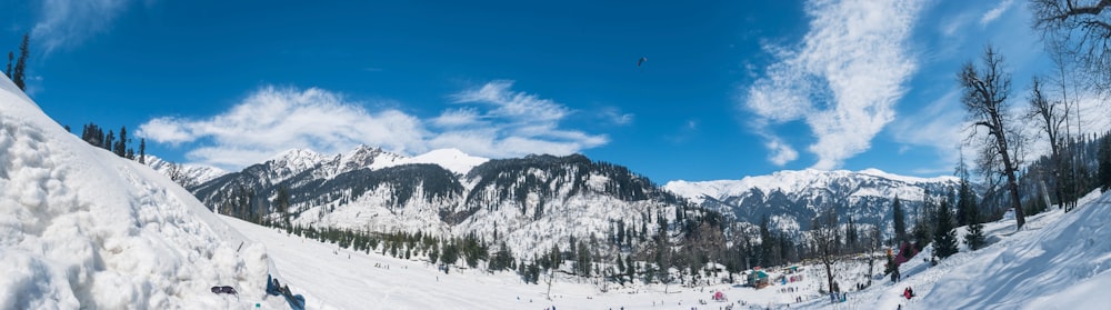 Un grupo de personas montando esquís por una pendiente cubierta de nieve