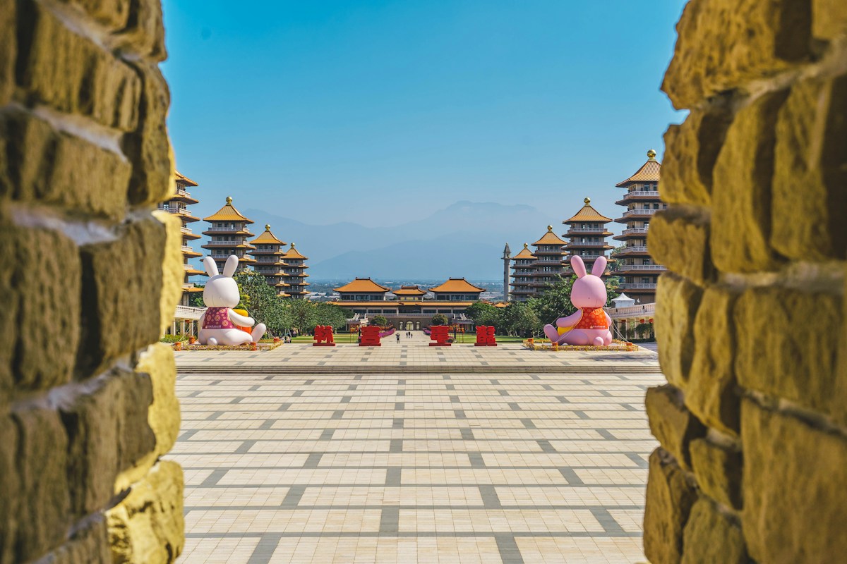 高雄大樹佛光山佛陀紀念館的大廣場與兩側寶塔，廣場上擺著兩隻兔子造型裝置