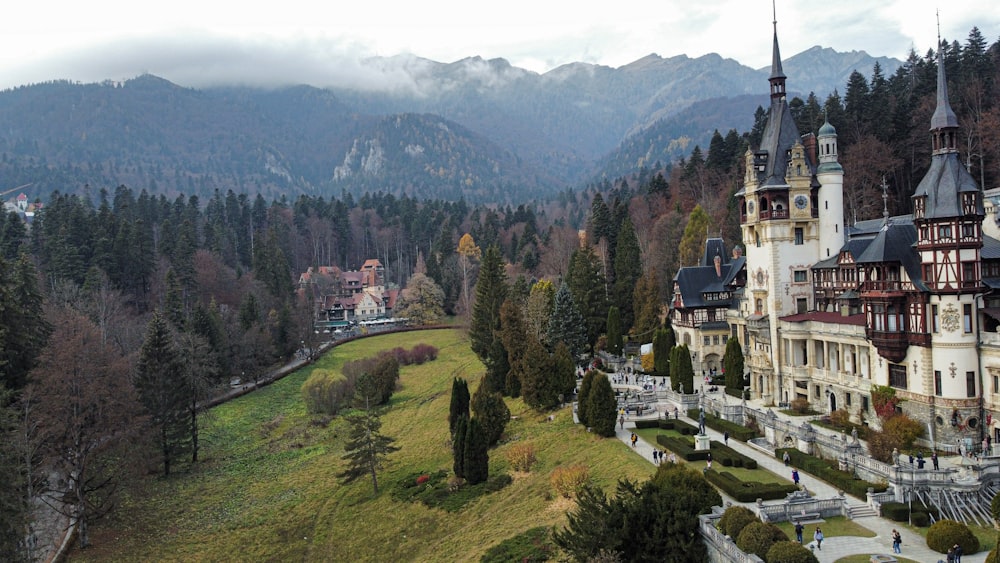 une vue panoramique d’un château dans les montagnes