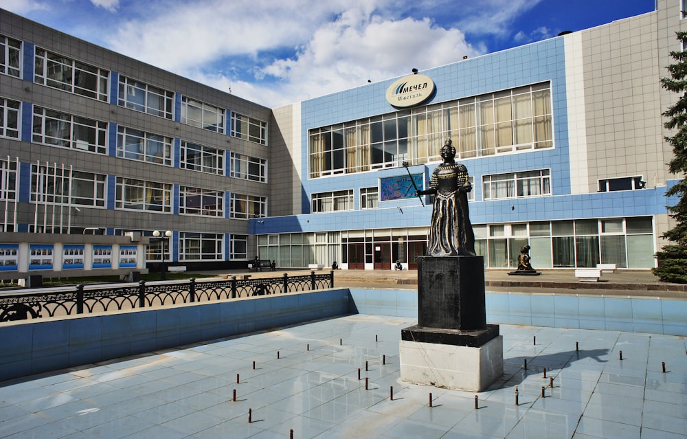 a statue of a man in front of a building