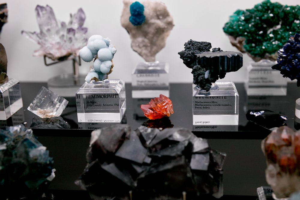 eine Ausstellung von Kristallen und Felsen auf einem Tisch