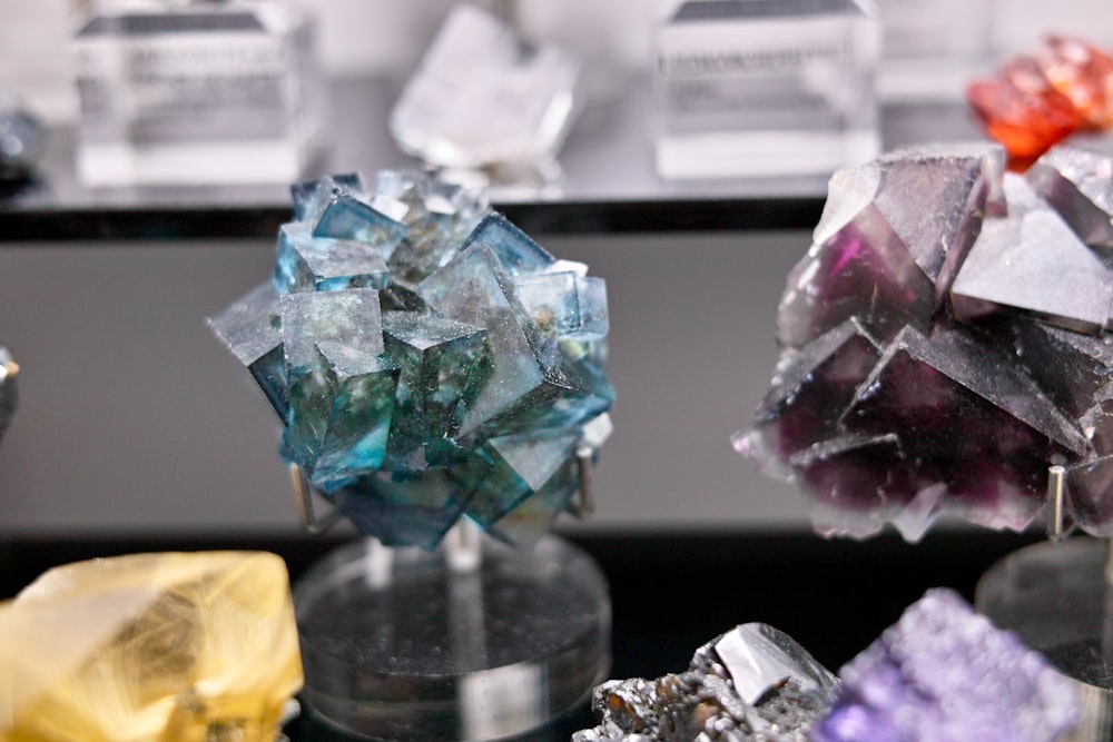 Eine Gruppe von Kristallen sitzt auf einem Tisch