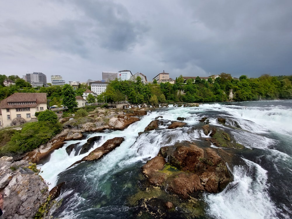 un río que tiene algunas rocas en él