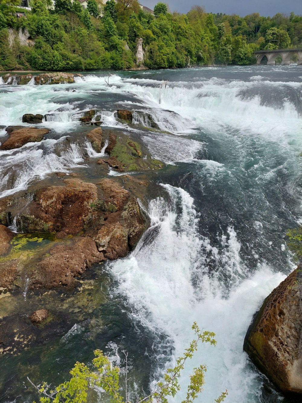 un río que tiene algunas rocas en él