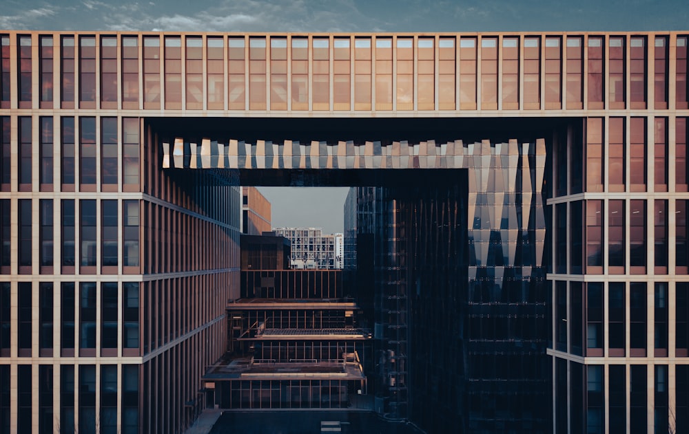 Un très grand bâtiment avec beaucoup de fenêtres