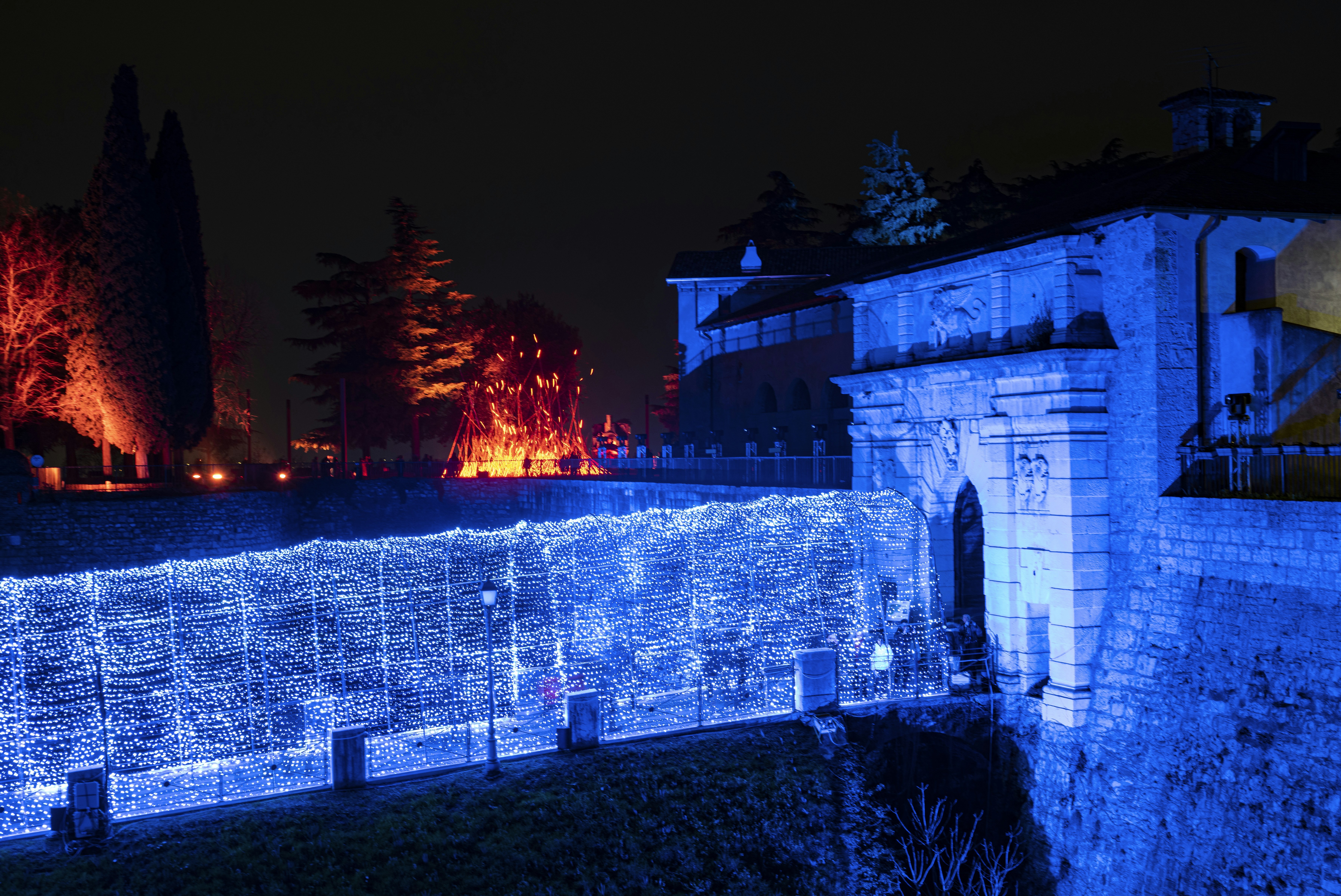 eine mit blauem Licht bedeckte Wand neben einem Gebäude