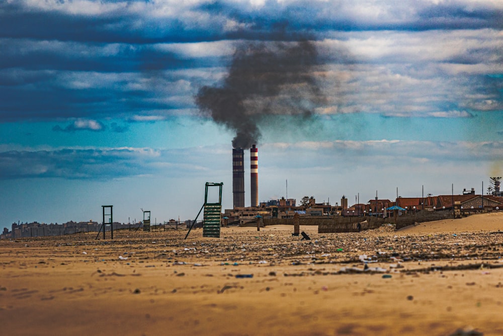 Una fabbrica con il fumo che esce dalle sue pile