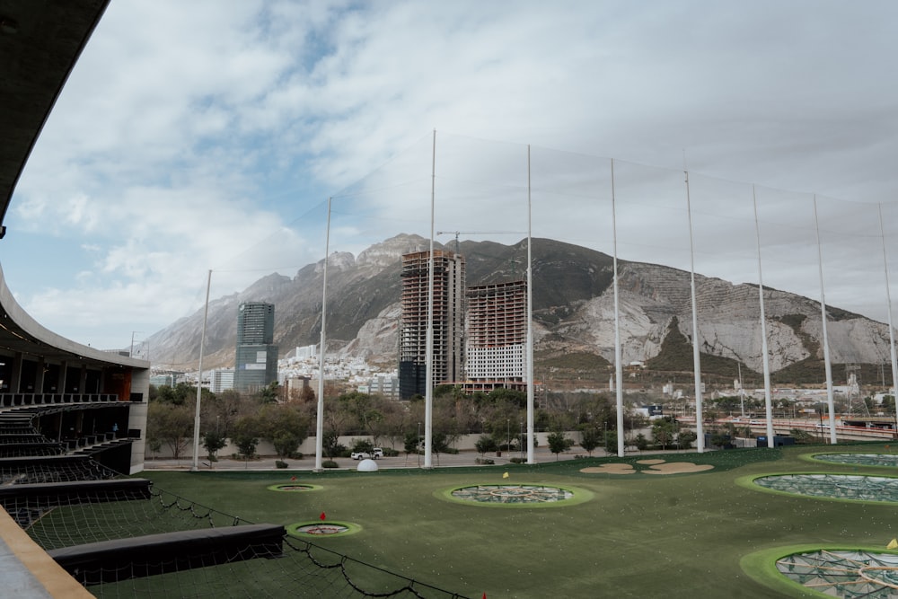 um campo de golfe com montanhas ao fundo