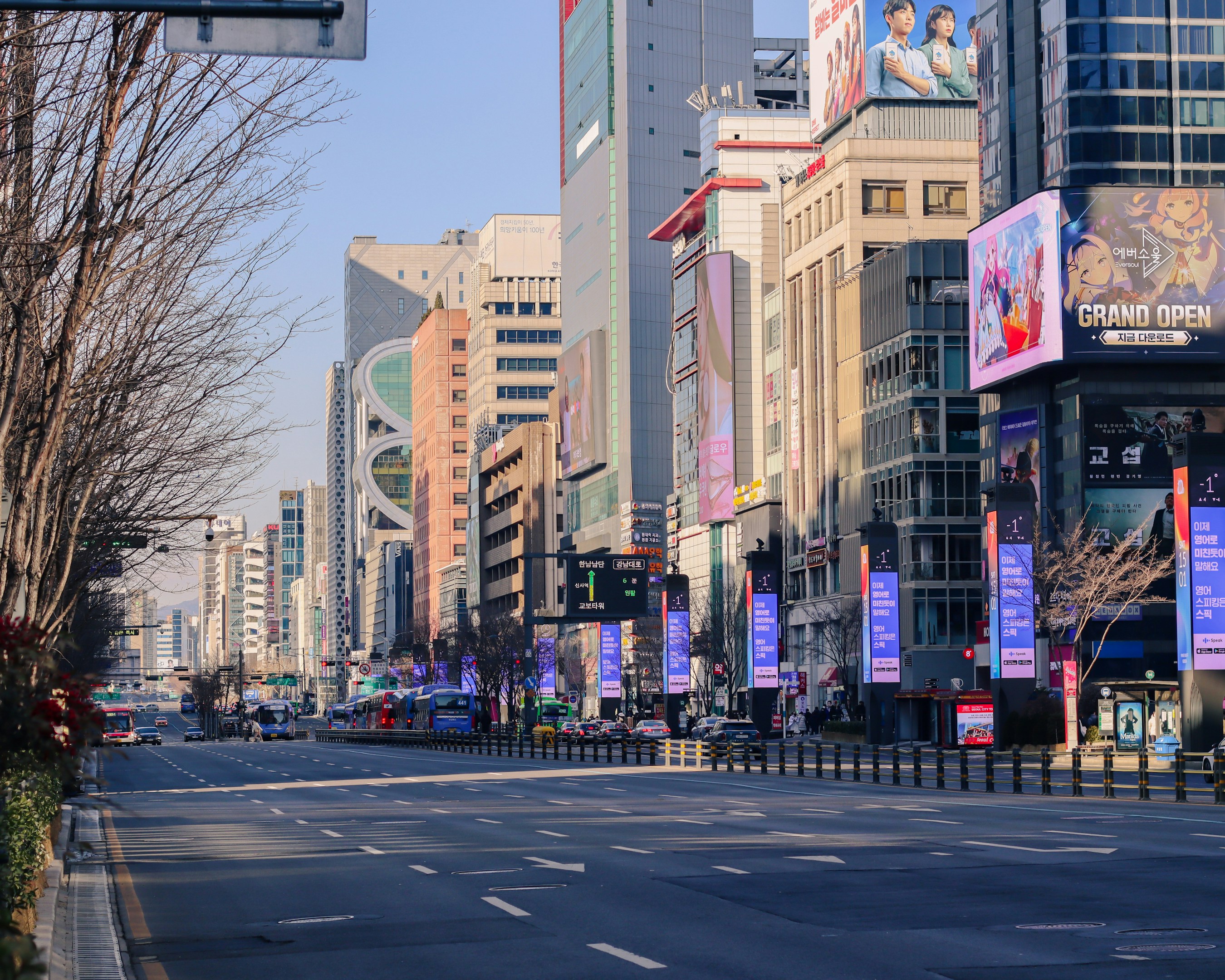 Una calle de la ciudad bordeada de edificios altos y vallas publicitarias