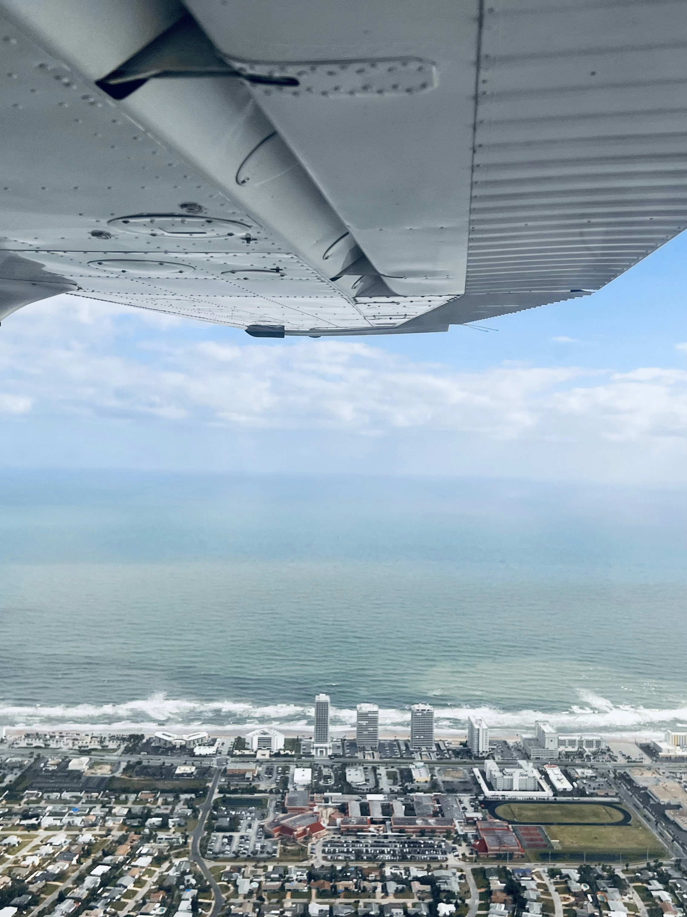 An aerial view of a city and the ocean photo – Free City Image on Unsplash