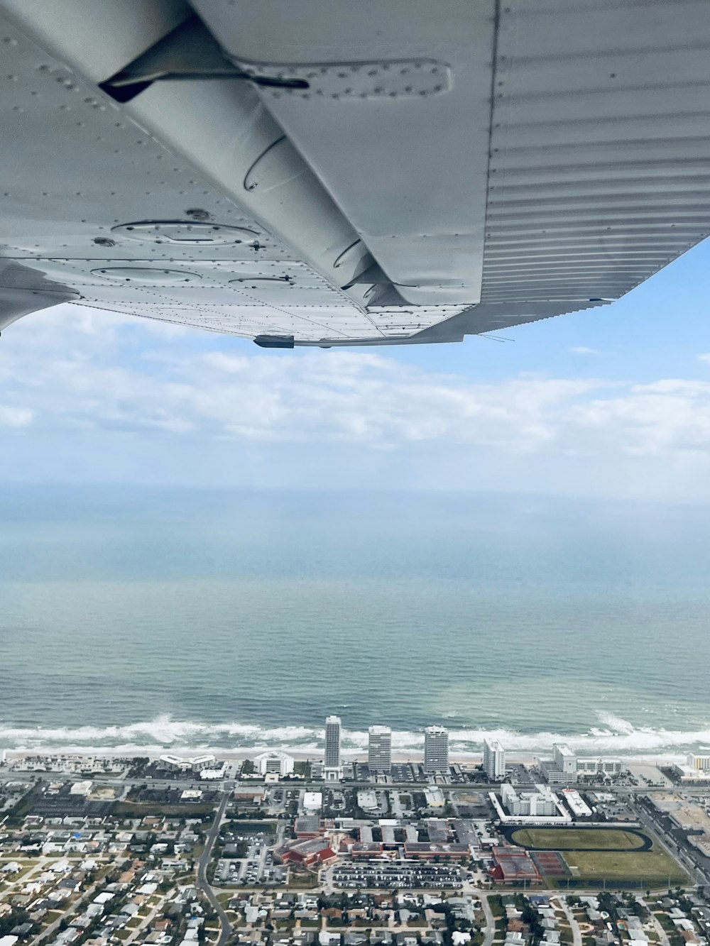 都市と海の空撮