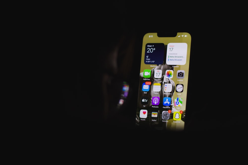 a cell phone that is sitting in the dark