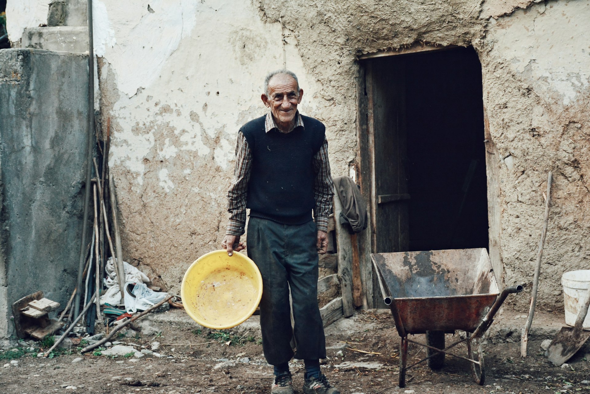 Daily life scene with a man in front of a typical building to illustrate the practical guide