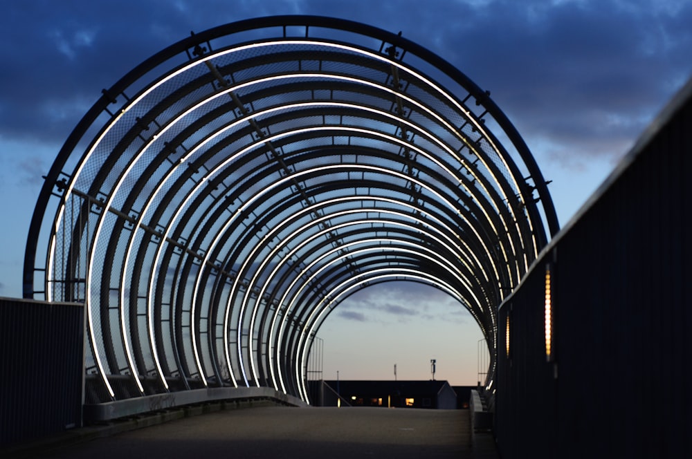 eine große Metallkonstruktion, die auf einer Brücke sitzt