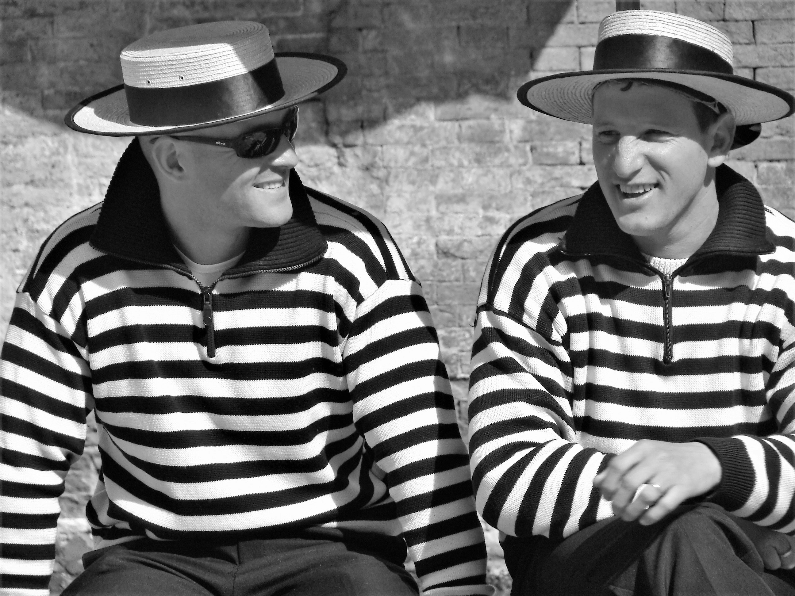 un couple d’hommes assis l’un à côté de l’autre