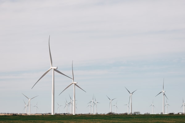 Rij windturbines in een open veld