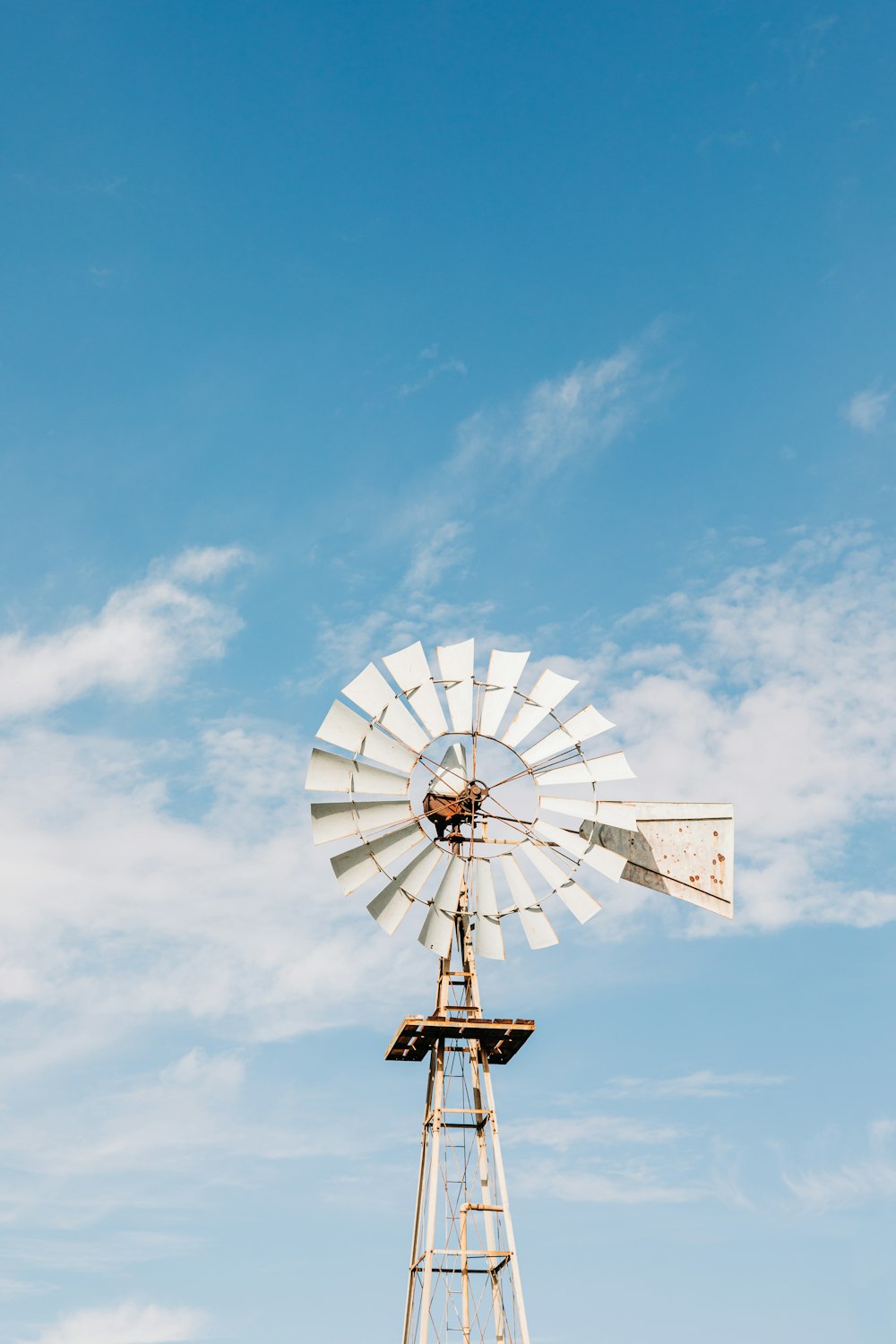 Un moulin à vent avec un ciel bleu en arrière-plan
