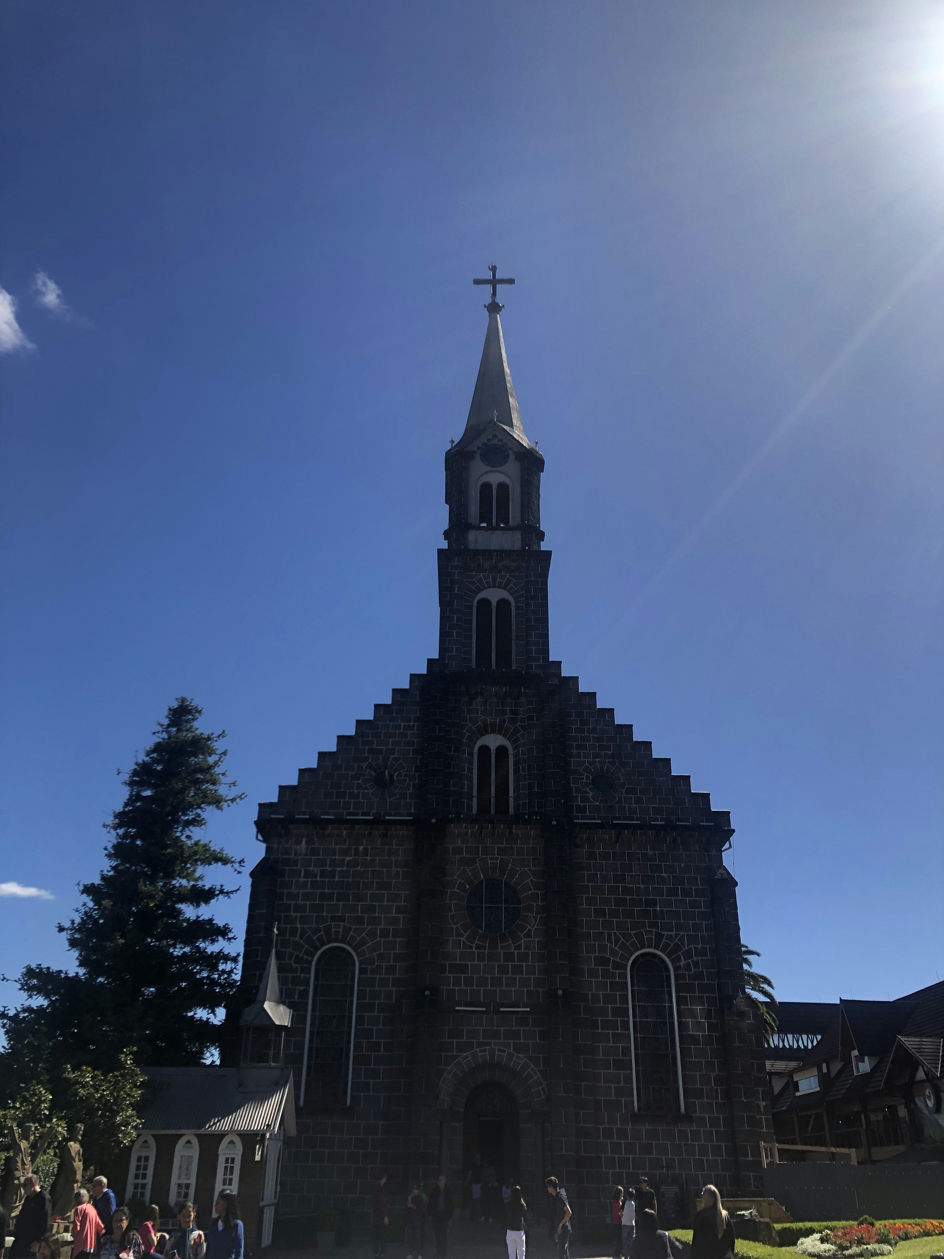 Un grupo de personas de pie frente a una iglesia