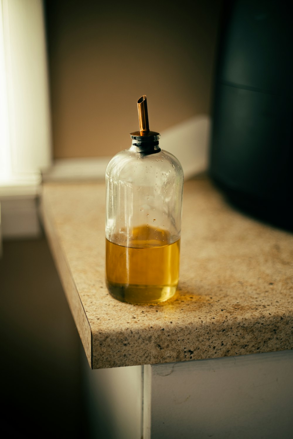 Una botella de líquido encima de un mostrador