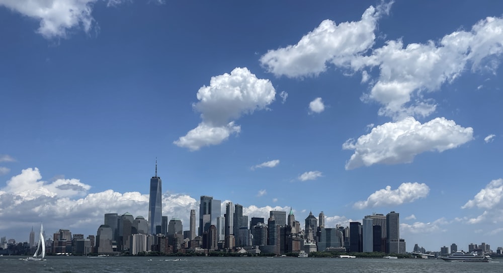 una vista di una città dall'acqua