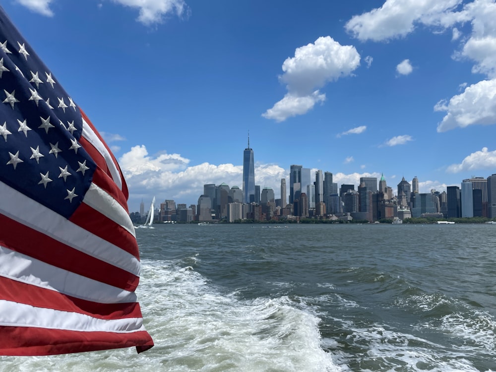 Una grande bandiera americana su una barca nell'acqua