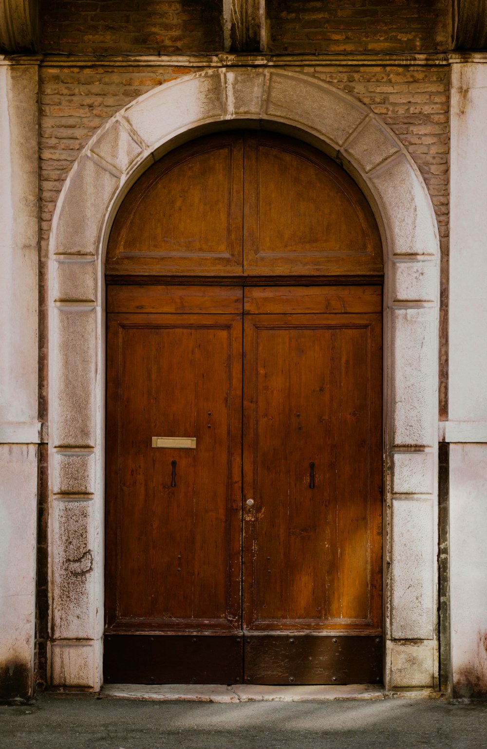 un paio di porte di legno sedute all'interno di un edificio