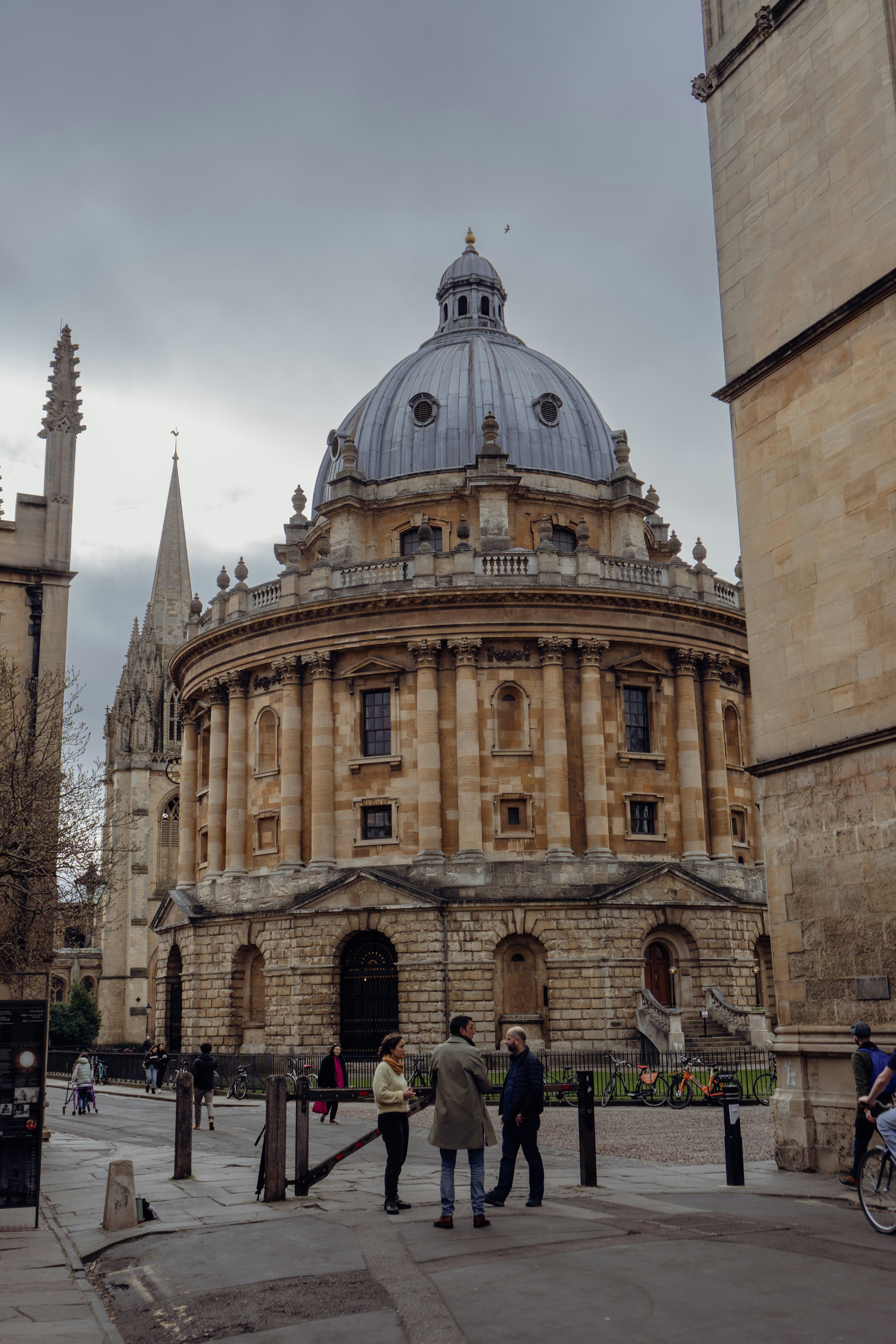 un groupe de personnes debout devant un bâtiment