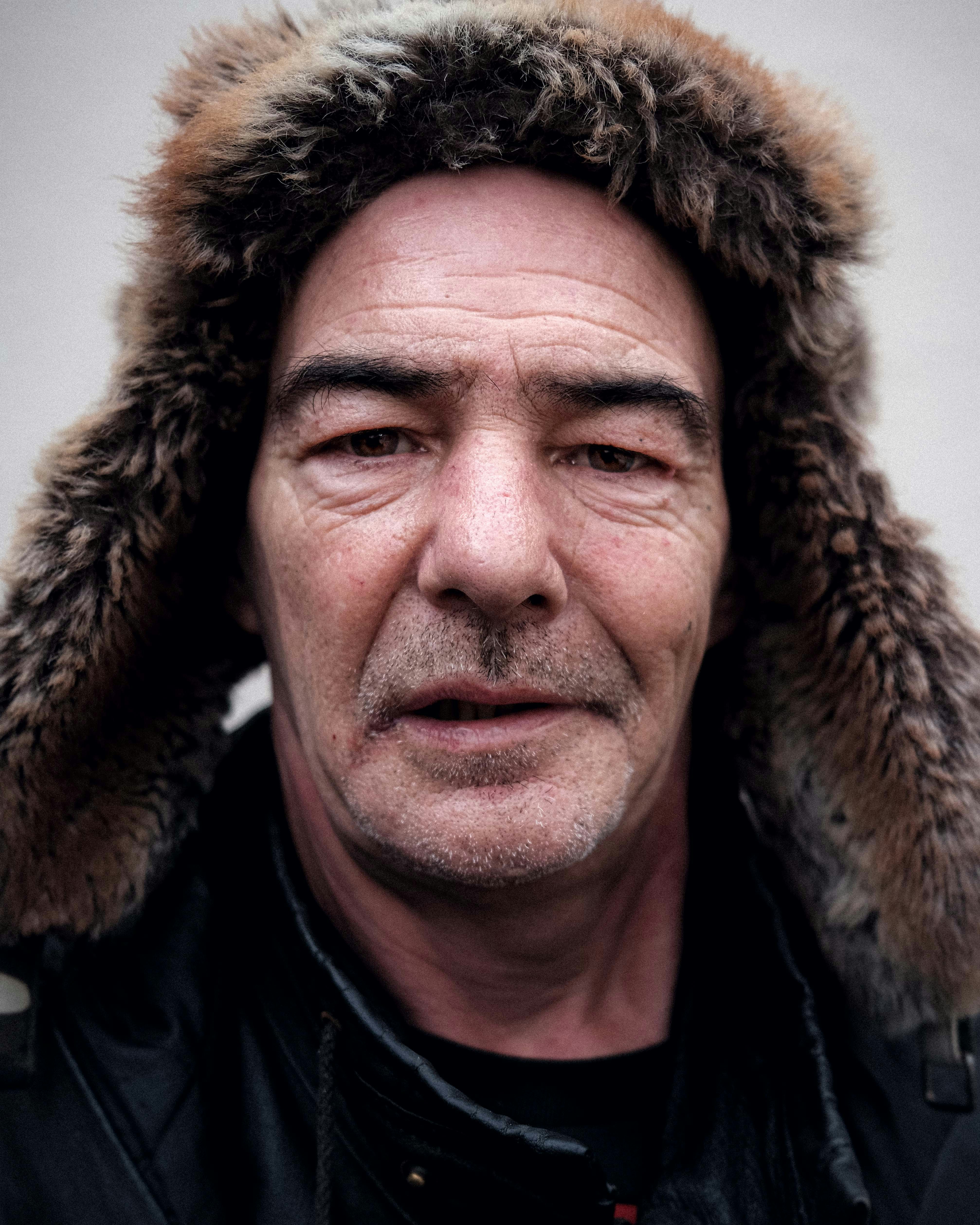 Ein Mann mit einem pelzigen Hut auf dem Kopf