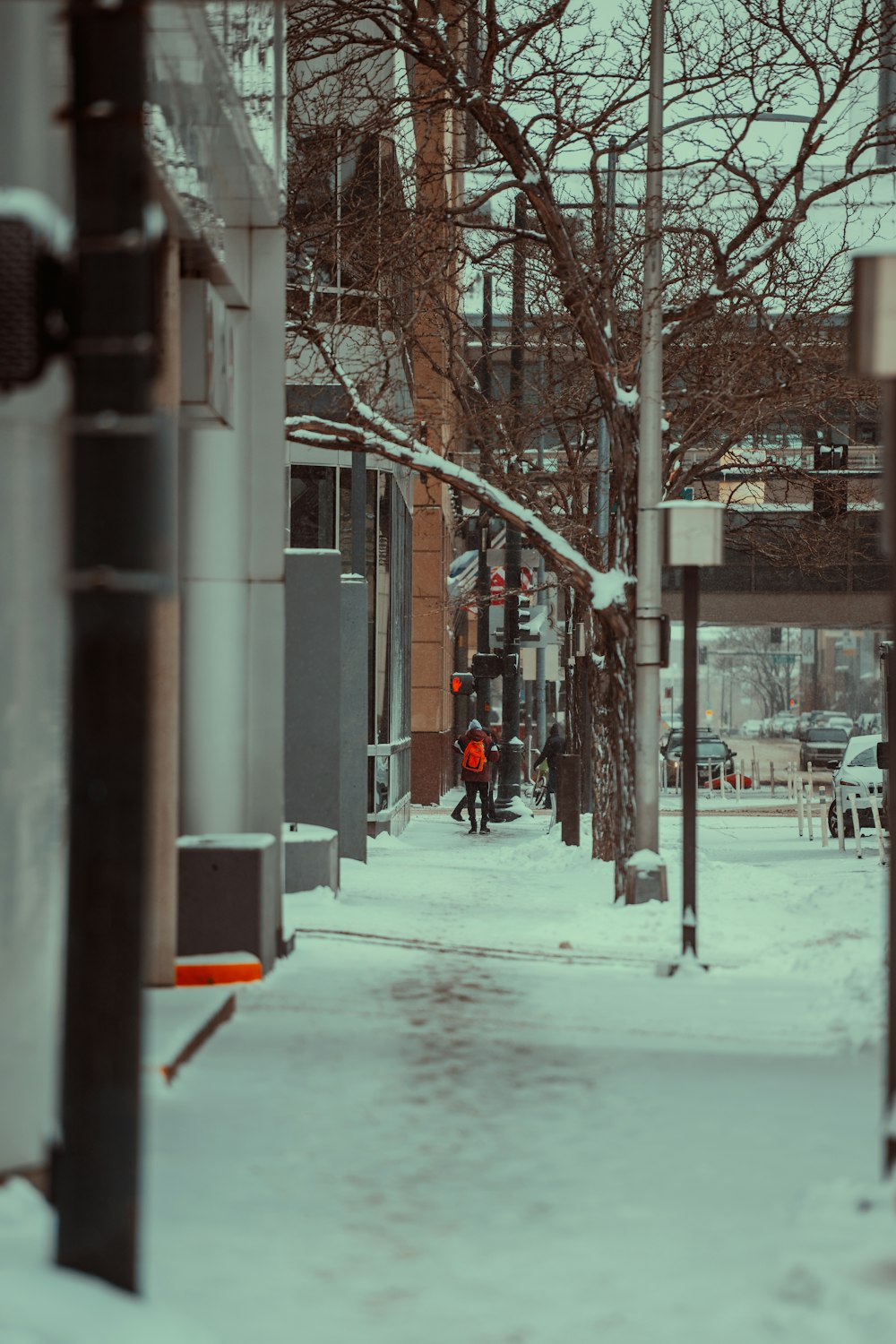 Una calle de la ciudad cubierta de nieve junto a un edificio