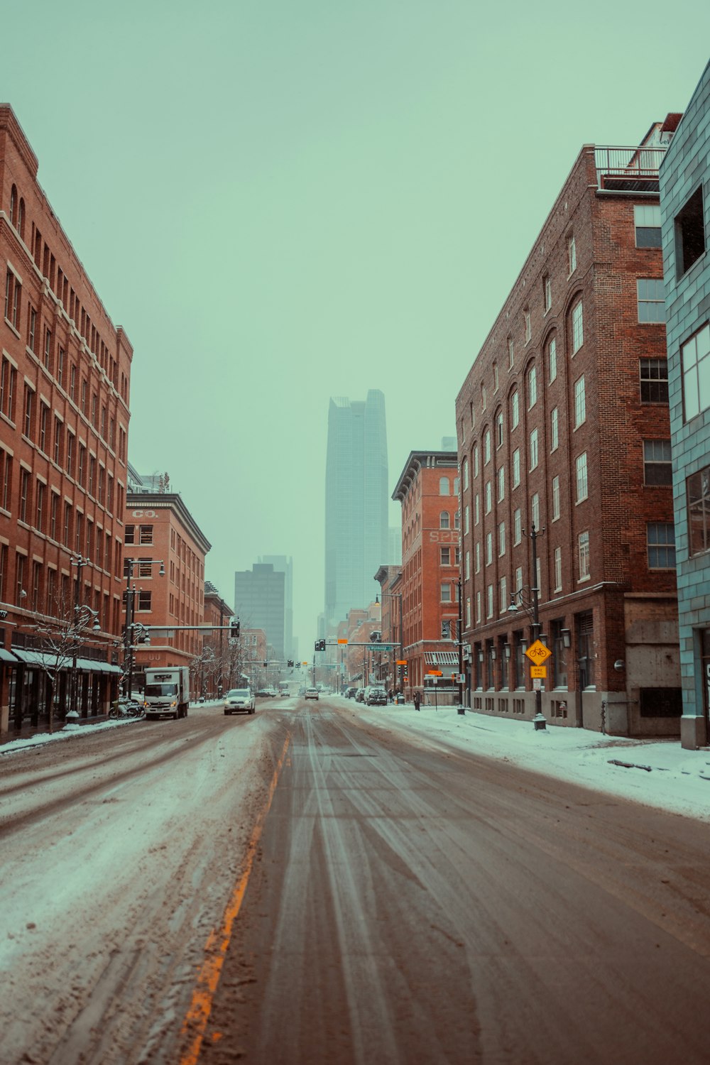 Une rue de la ville avec de la neige au sol