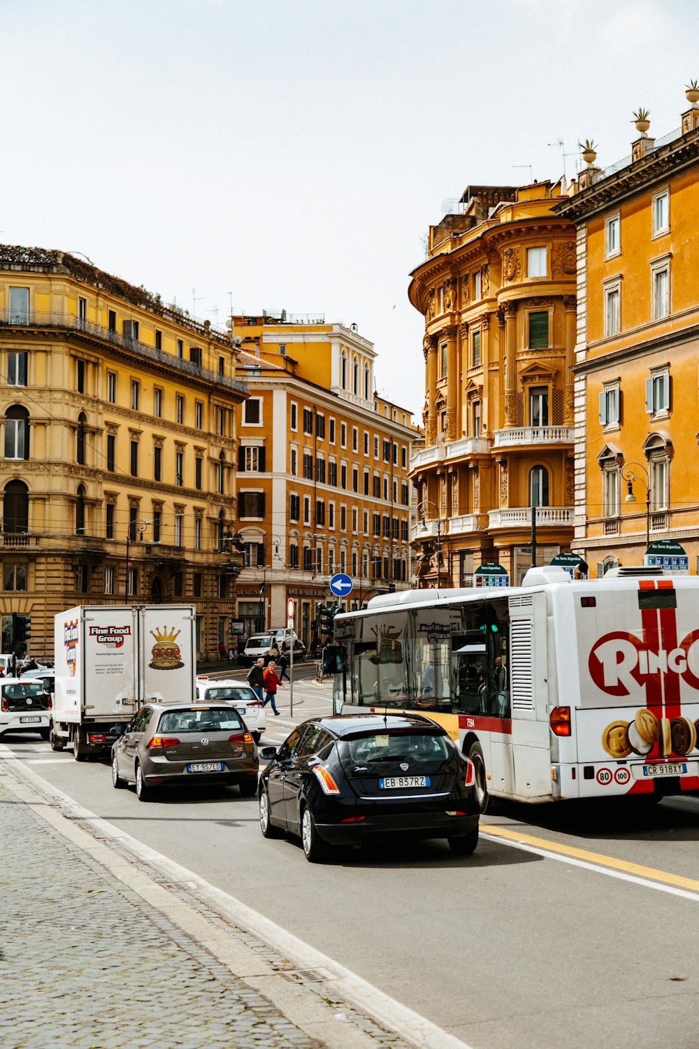 Una strada della città piena di traffico accanto a edifici alti