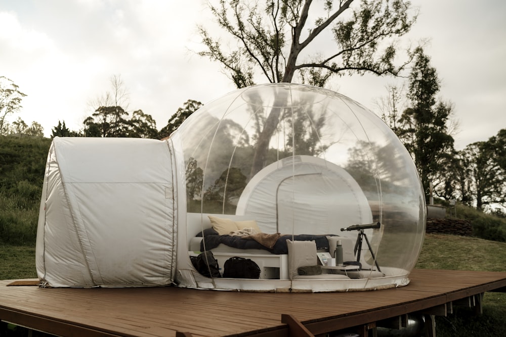 una tenda a bolle trasparente seduta in cima a una piattaforma di legno