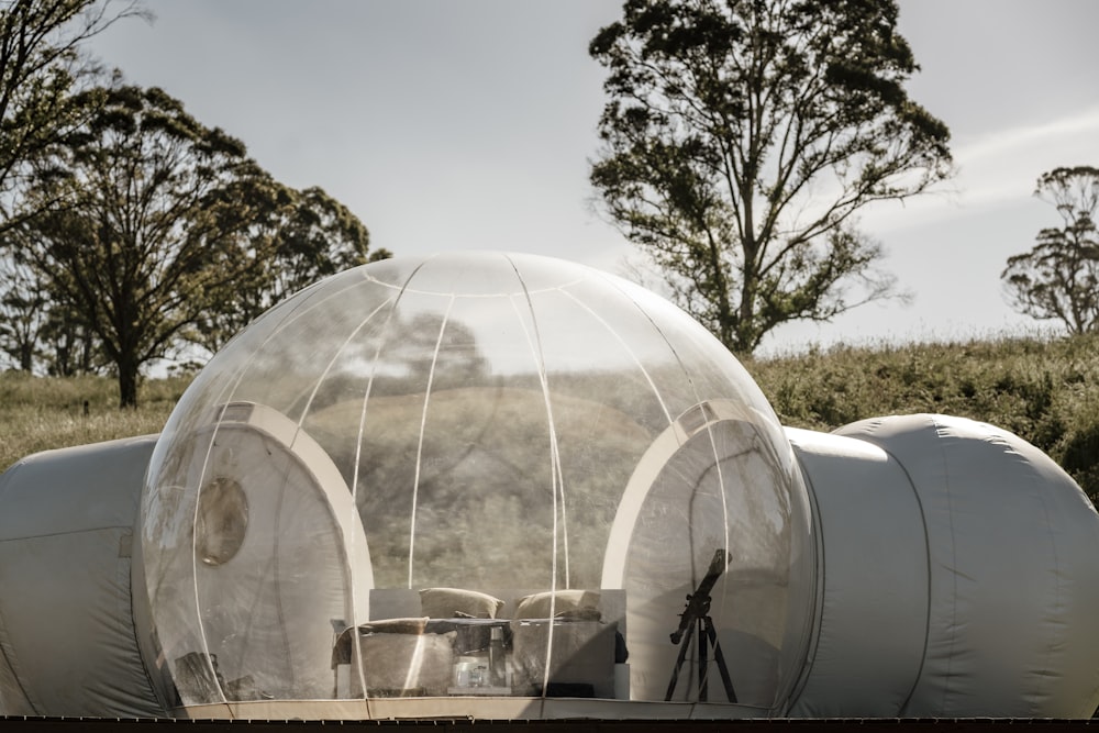 una grande tenda gonfiabile allestita in un campo