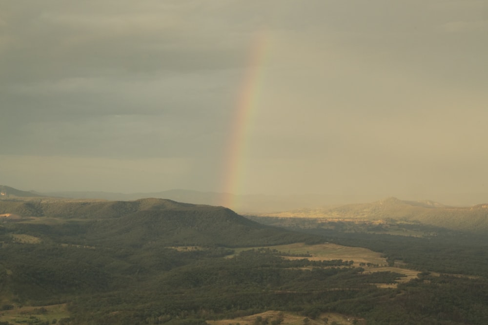 Un arco iris en el cielo sobre una cadena montañosa