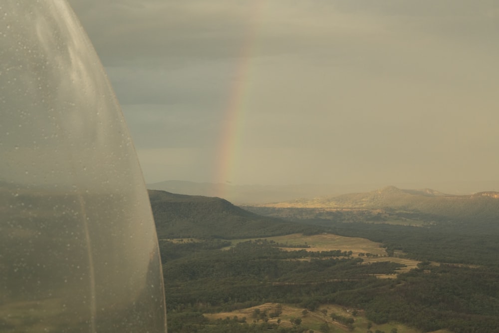 Una vista de un arco iris desde una ventana de avión