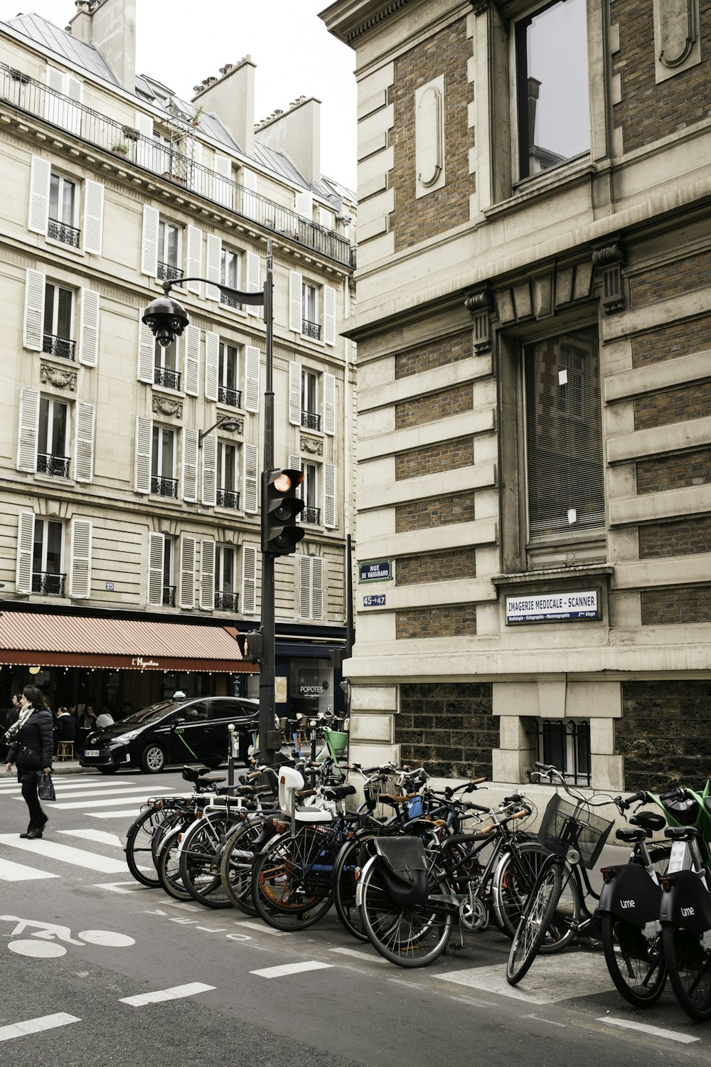 a bunch of bikes are parked on the side of the street