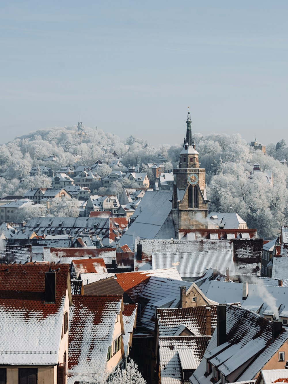 Una vista di una città con la neve sui tetti