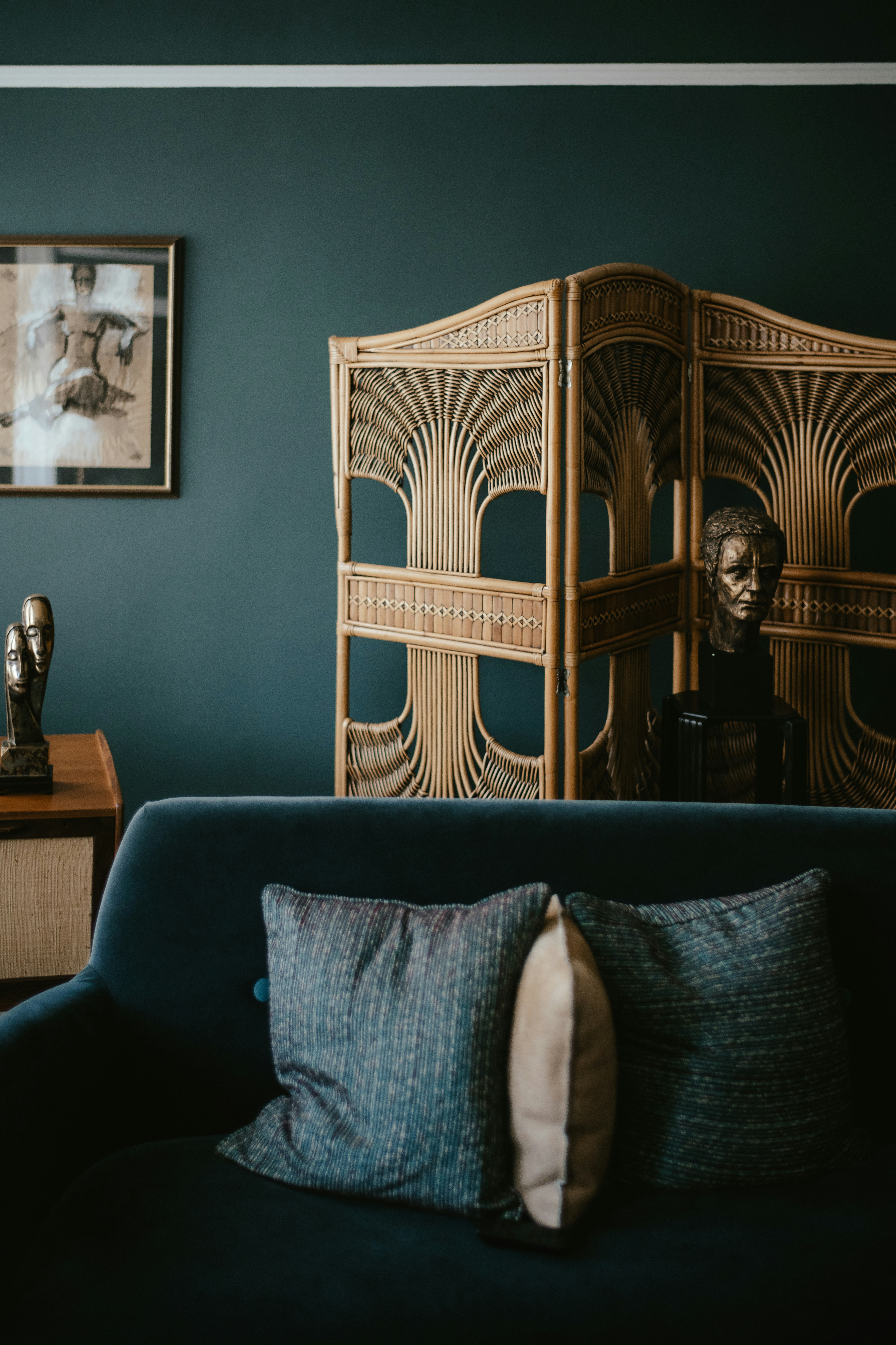 moody navy interior, wallpaper, Dark Blue Small Apartment Pet Friendly Decor Ideas 5