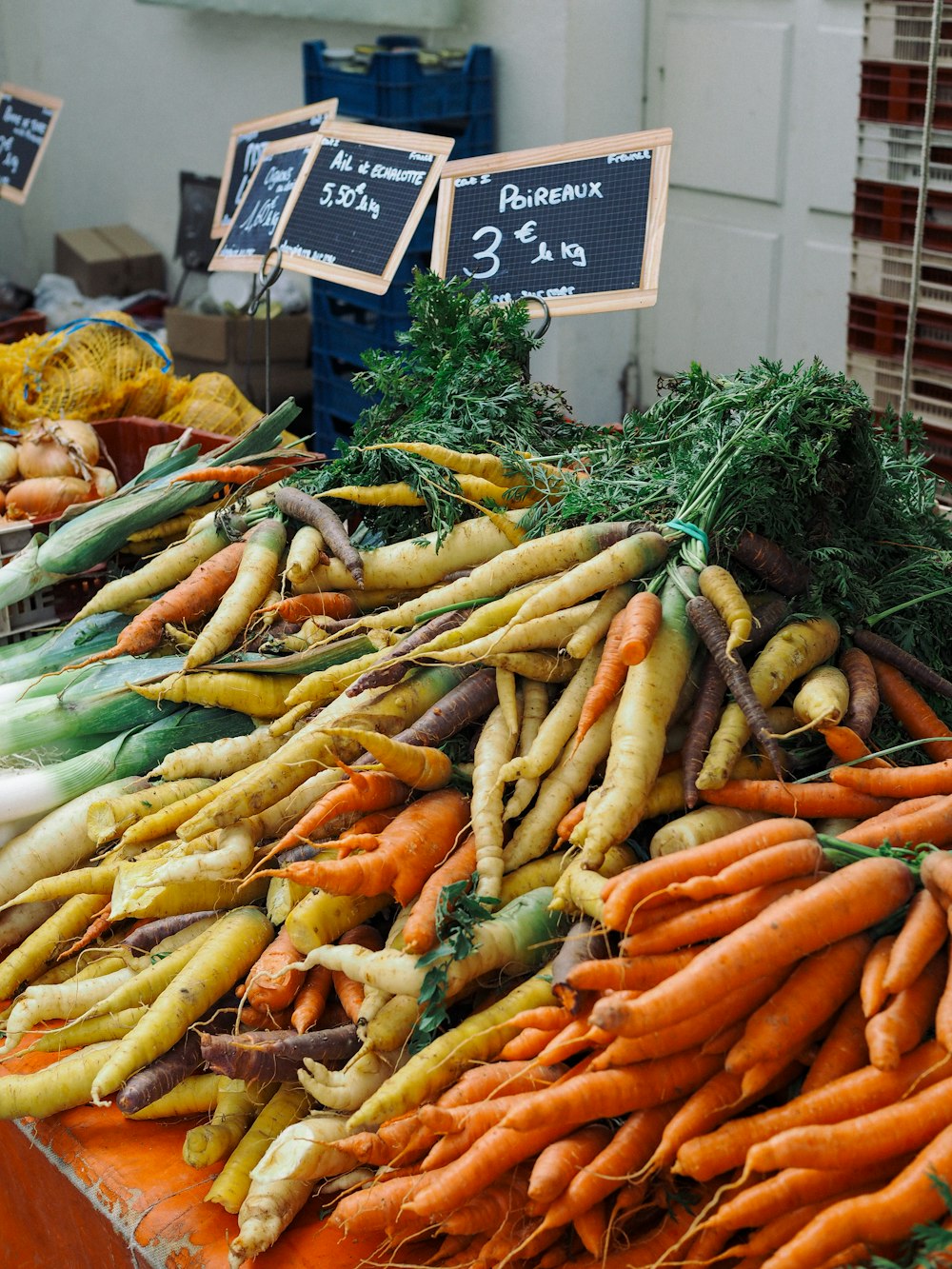 un tas de carottes assis sur une table