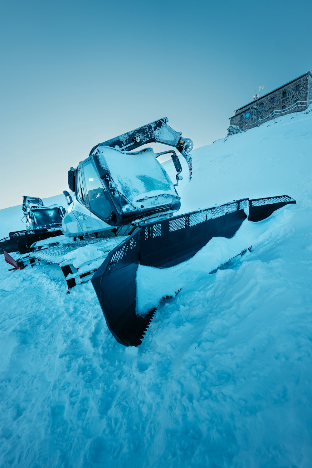 une voiture assise dans la neige