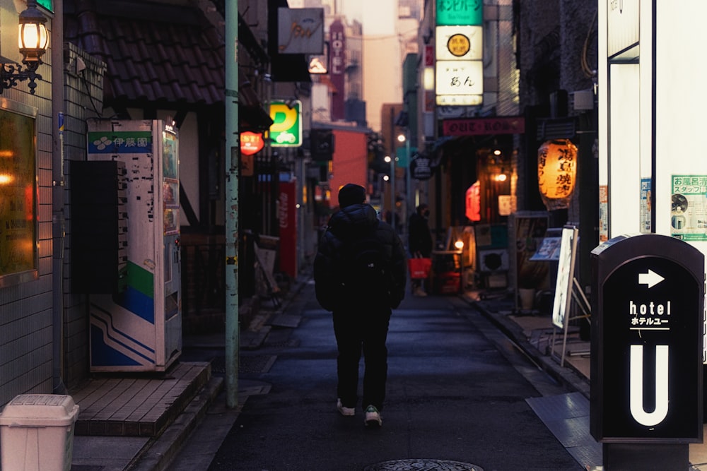 Un homme marchant dans une ruelle étroite