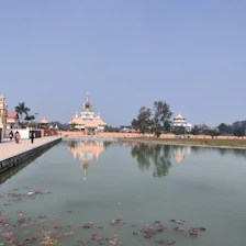 A serene morning at Vishnupad Temple with pilgrims preparing for pinddaan rituals.