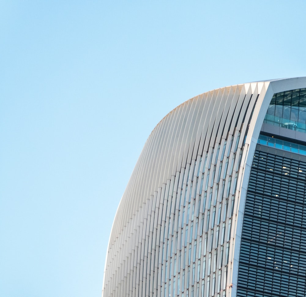 a plane flying in the sky over a building