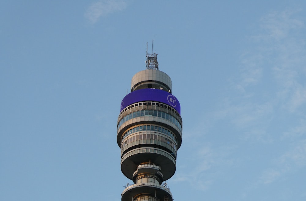 Una torre molto alta con un cartello blu sul lato