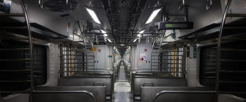 el interior de un vagón de tren que está vacío