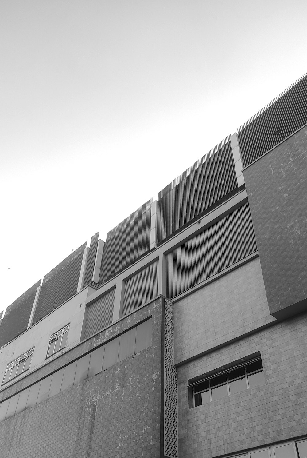 a black and white photo of a building