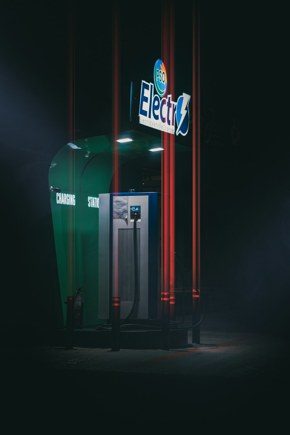 une station-service avec une pompe à essence et un panneau
