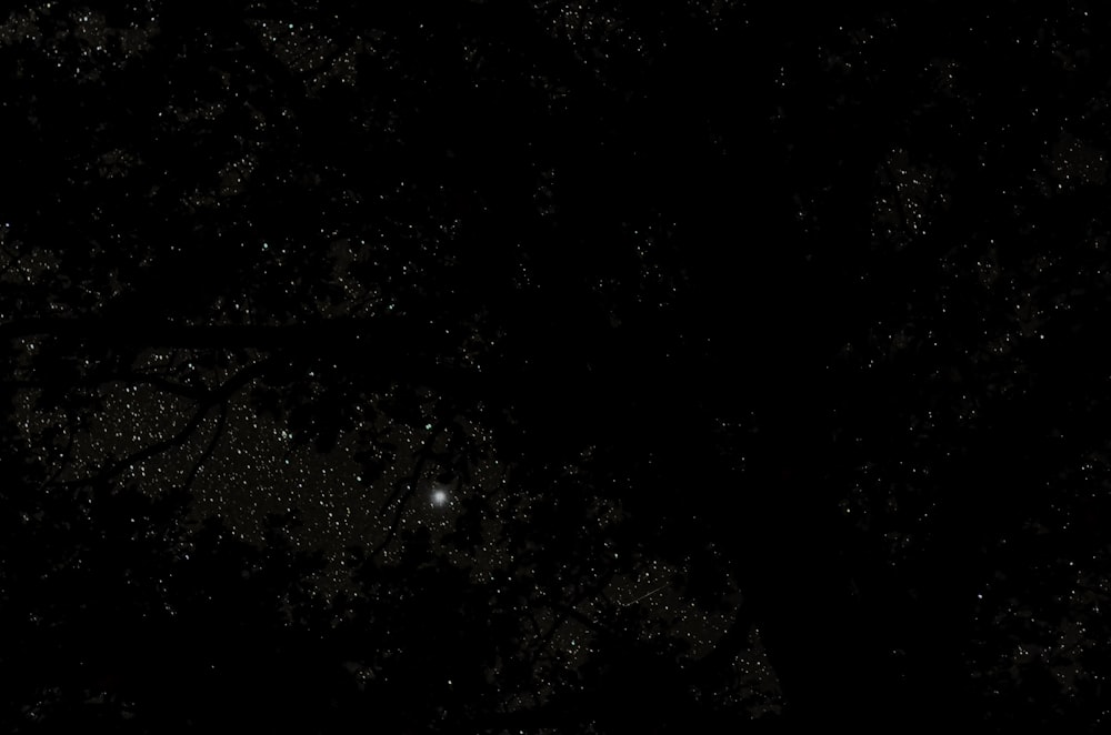 Una foto en blanco y negro del cielo nocturno